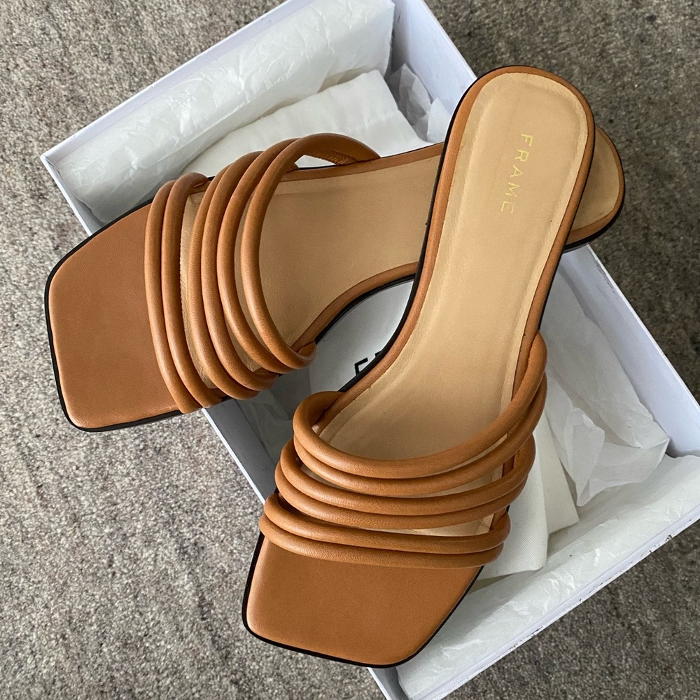 FRAME LE CAPRI STRAPPY SLIDE SANDAL IN TOBACCO